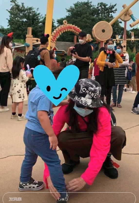 张柏芝|张柏芝晒与小儿子温馨照，俯身为其系鞋带时，手的对比成亮点