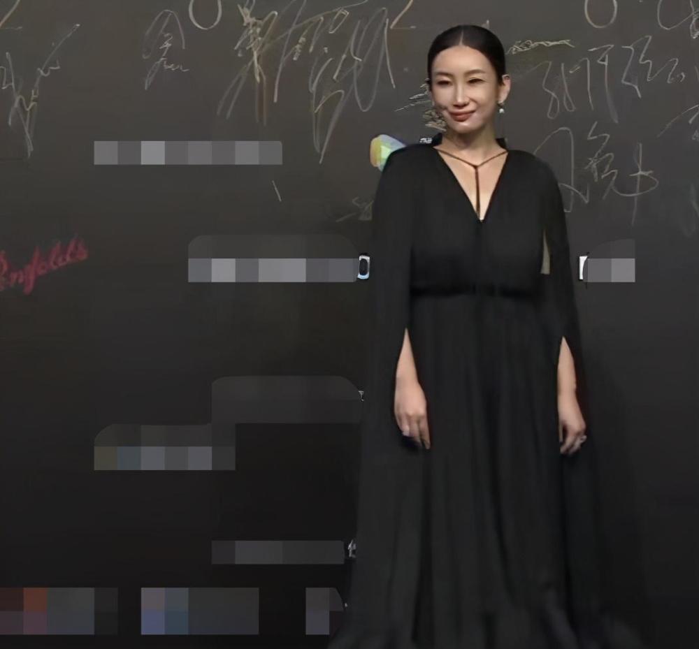 范冰冰|电影盛典颜值大赏：范冰冰造型浮夸巧露香肩，金晨白到发光似仙女