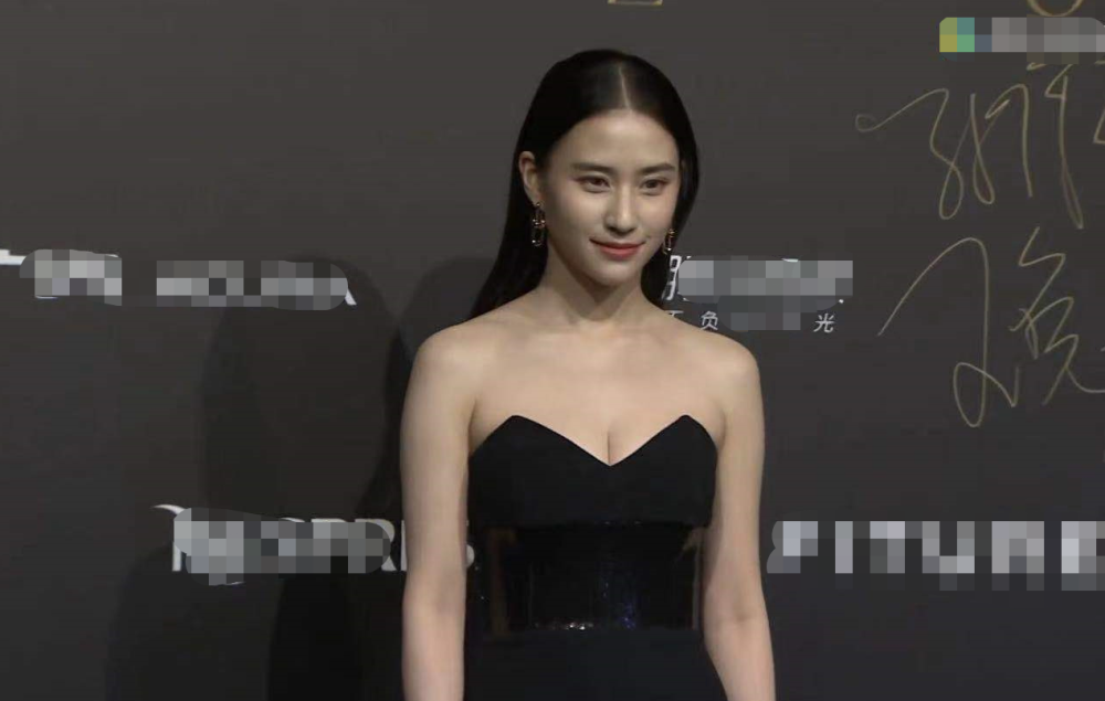 范冰冰|电影盛典颜值大赏：范冰冰造型浮夸巧露香肩，金晨白到发光似仙女