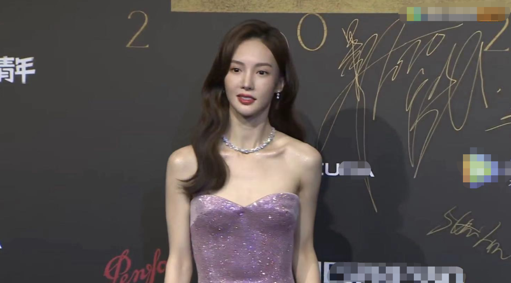 范冰冰|电影盛典颜值大赏：范冰冰造型浮夸巧露香肩，金晨白到发光似仙女