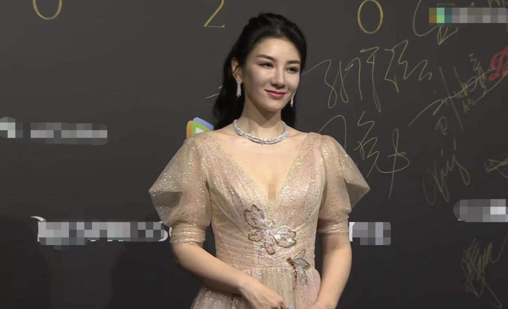 范冰冰|电影盛典颜值大赏：范冰冰造型浮夸巧露香肩，金晨白到发光似仙女