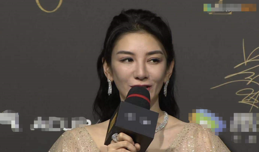 范冰冰|电影盛典颜值大赏：范冰冰造型浮夸巧露香肩，金晨白到发光似仙女