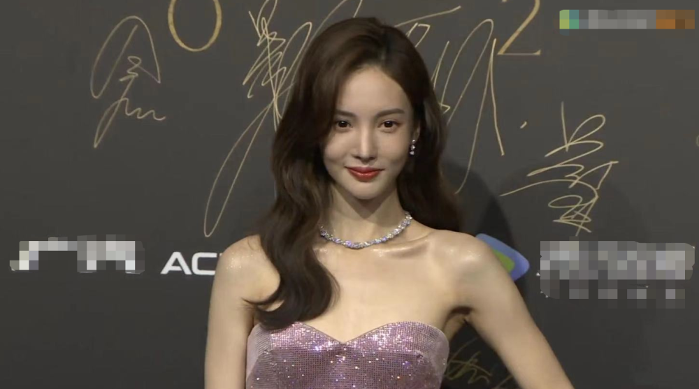 范冰冰|电影盛典颜值大赏：范冰冰造型浮夸巧露香肩，金晨白到发光似仙女