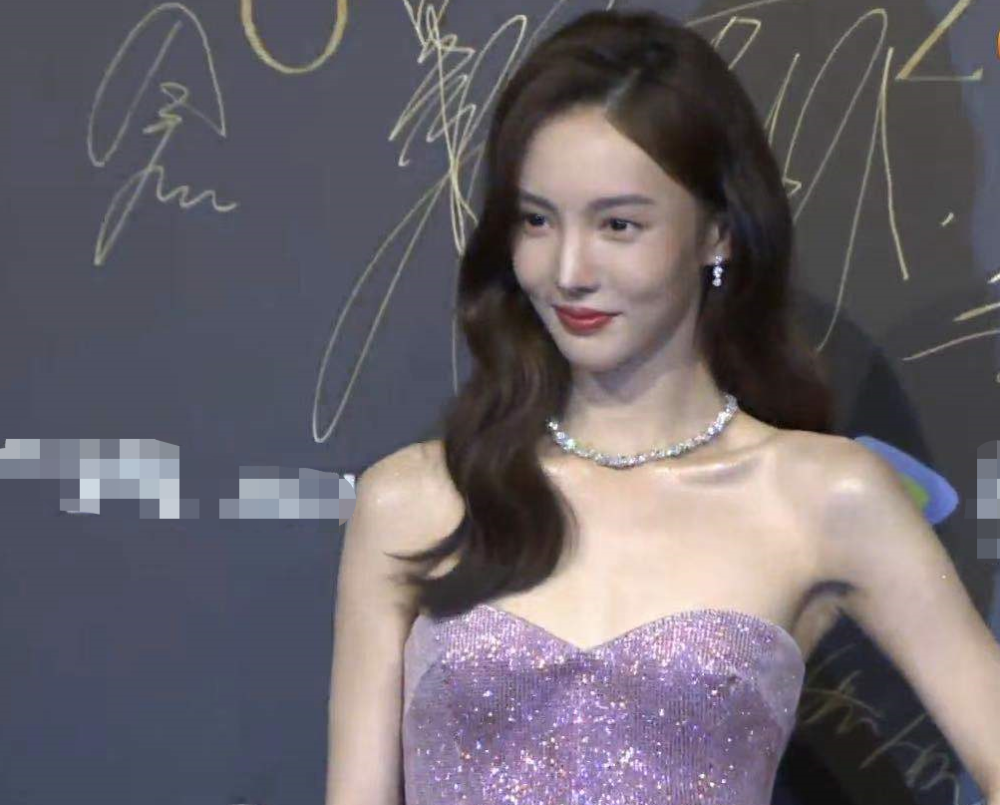 范冰冰|电影盛典颜值大赏：范冰冰造型浮夸巧露香肩，金晨白到发光似仙女