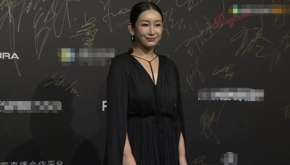 范冰冰|电影盛典颜值大赏：范冰冰造型浮夸巧露香肩，金晨白到发光似仙女