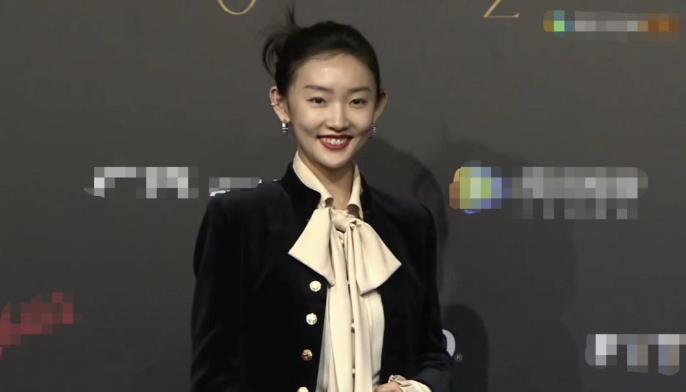 范冰冰|电影盛典颜值大赏：范冰冰造型浮夸巧露香肩，金晨白到发光似仙女