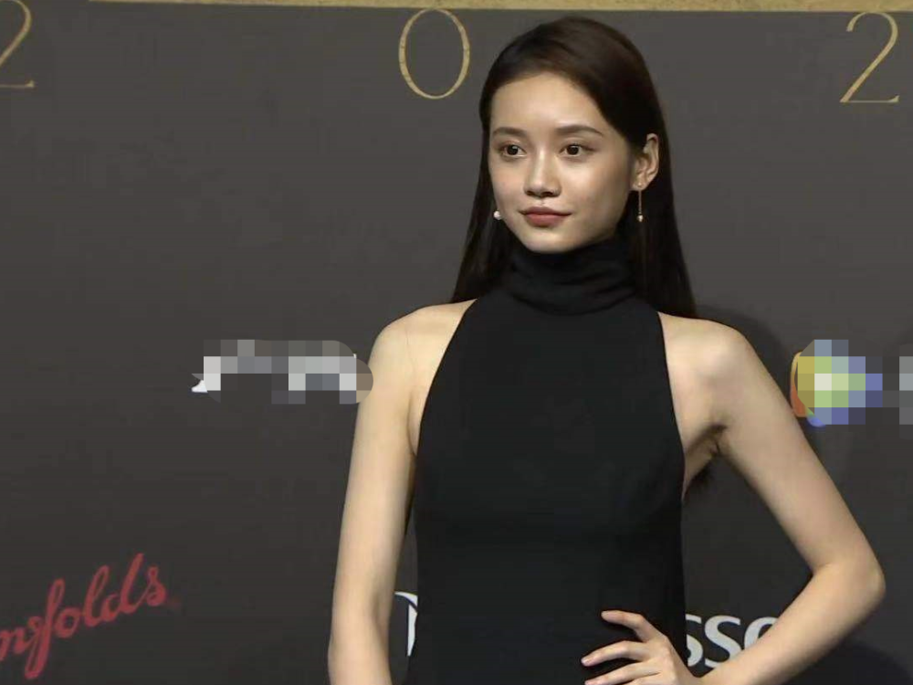 范冰冰|电影盛典颜值大赏：范冰冰造型浮夸巧露香肩，金晨白到发光似仙女