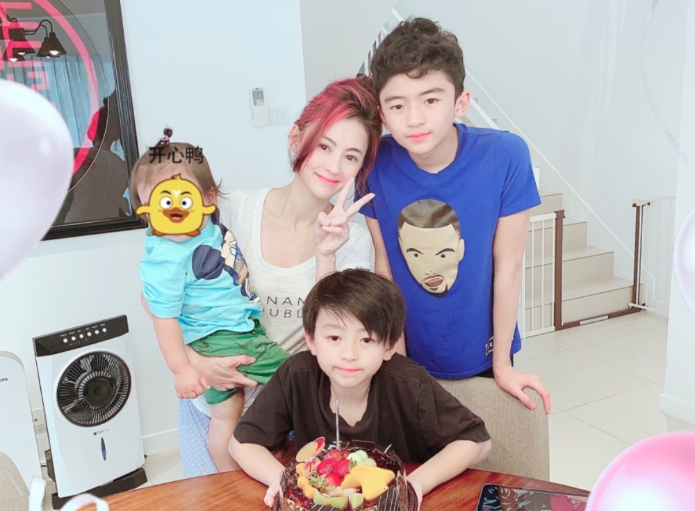 张柏芝|张柏芝晒与小儿子温馨照，俯身为其系鞋带时，手的对比成亮点