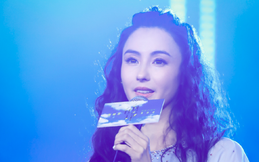 张柏芝|张柏芝晒与小儿子温馨照，俯身为其系鞋带时，手的对比成亮点