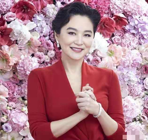 林青霞|林青霞六年后首晒无滤镜近照，颜值仍然惊艳众网友