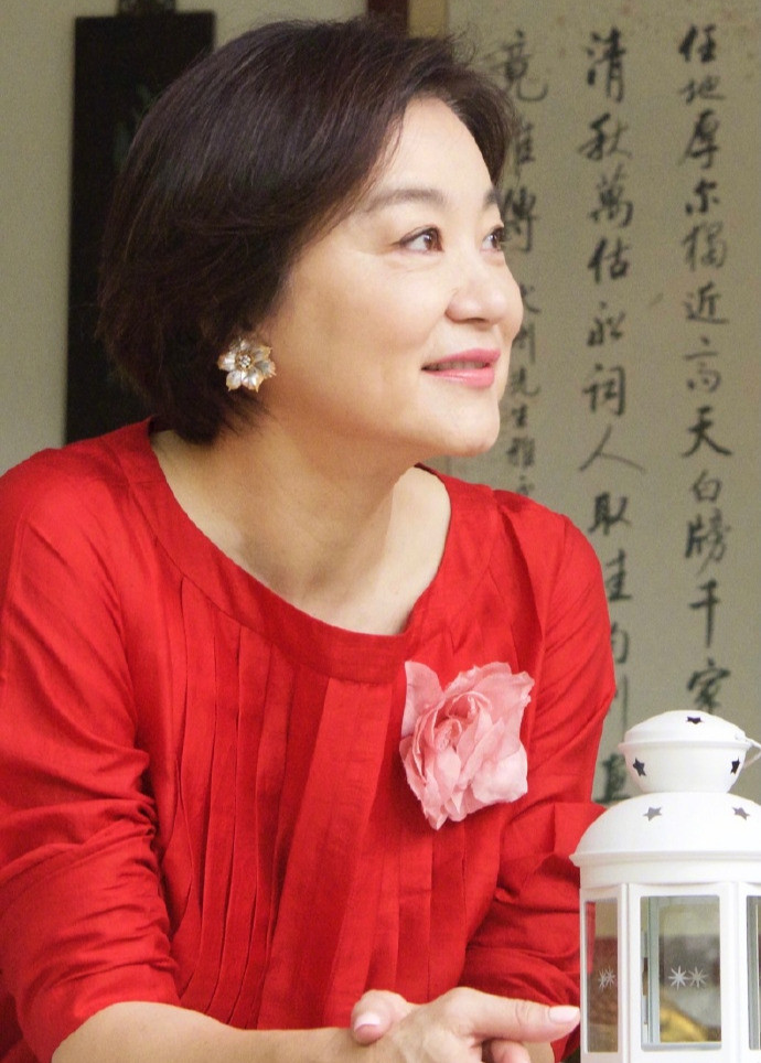 66岁林青霞近照虽有些发福但状态很好爆料家庭成员尽显爱心