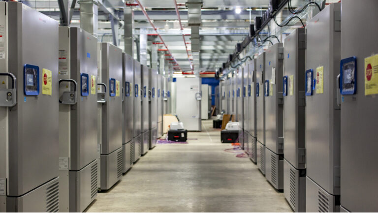 莫德纳公司|美国两个疫苗都说很有效，中国新冠疫苗呢？