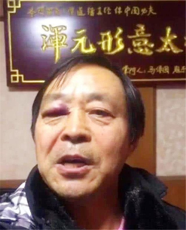 马保国|马保国签约功夫电影！这次有备而来秀闪电五连鞭，却把路人逗乐了