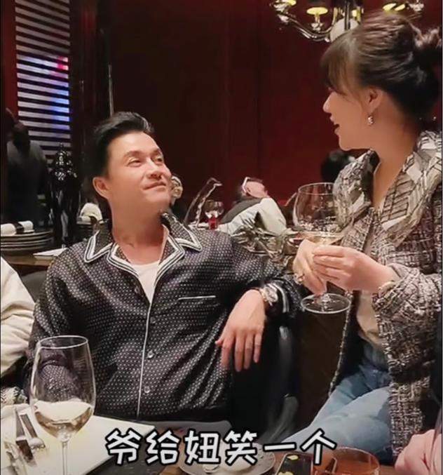 吕良伟|吕良伟与13岁老婆秀恩爱，却意外暴露家庭地位，女方身家数十亿