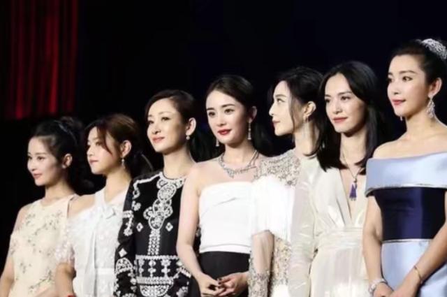 范冰冰|范冰冰出席盛典肤色差明显，和姚晨同框比美，曾在机场偶遇无交流