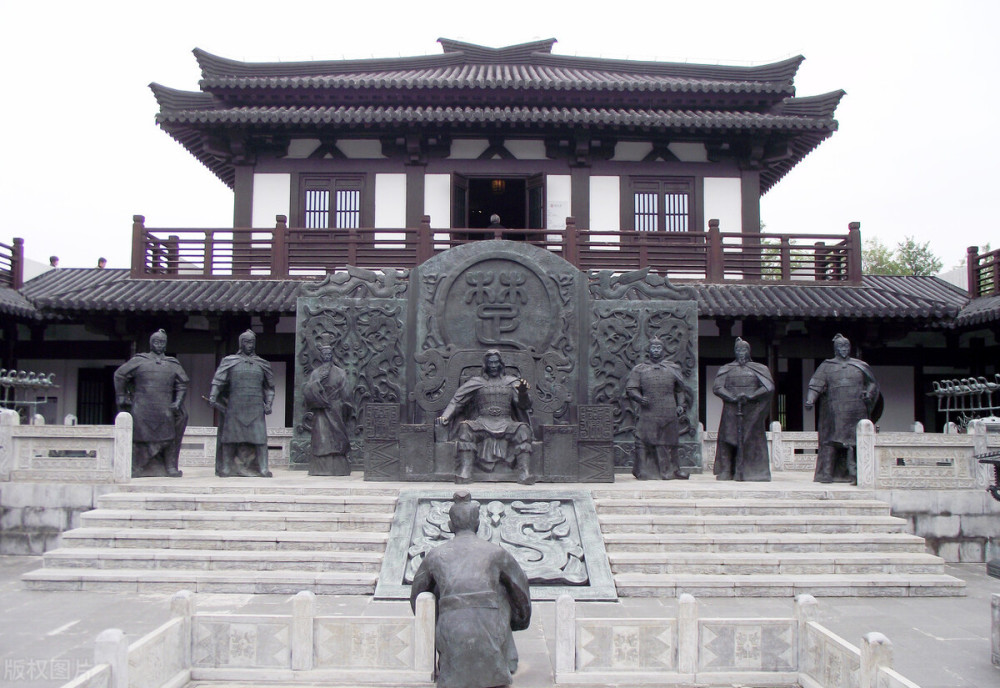 商鞅将全国乡邑合成三十一县,其管理人员都由中央任免,使君主能够直接