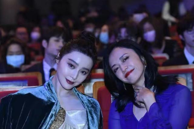 范冰冰|范冰冰出席盛典肤色差明显，和姚晨同框比美，曾在机场偶遇无交流