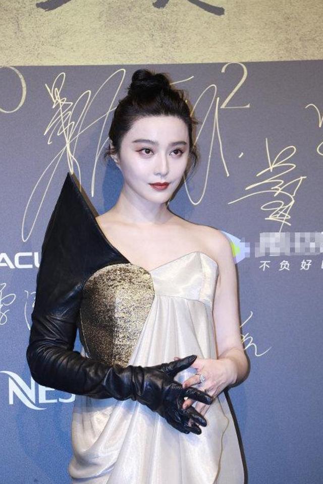 范冰冰|范冰冰出席盛典肤色差明显，和姚晨同框比美，曾在机场偶遇无交流