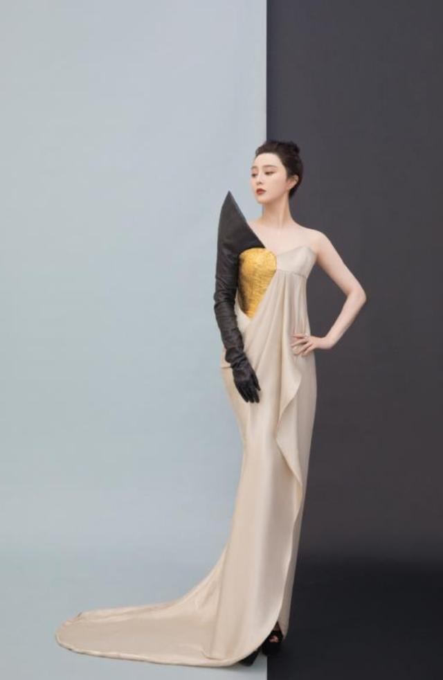 范冰冰|范冰冰出席盛典肤色差明显，和姚晨同框比美，曾在机场偶遇无交流