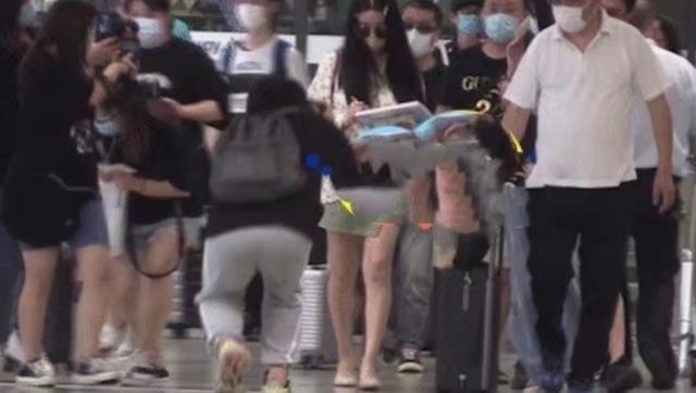 范冰冰|范冰冰出席盛典肤色差明显，和姚晨同框比美，曾在机场偶遇无交流