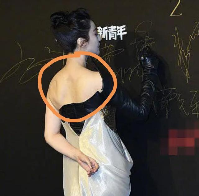 范冰冰|范冰冰出席盛典肤色差明显，和姚晨同框比美，曾在机场偶遇无交流