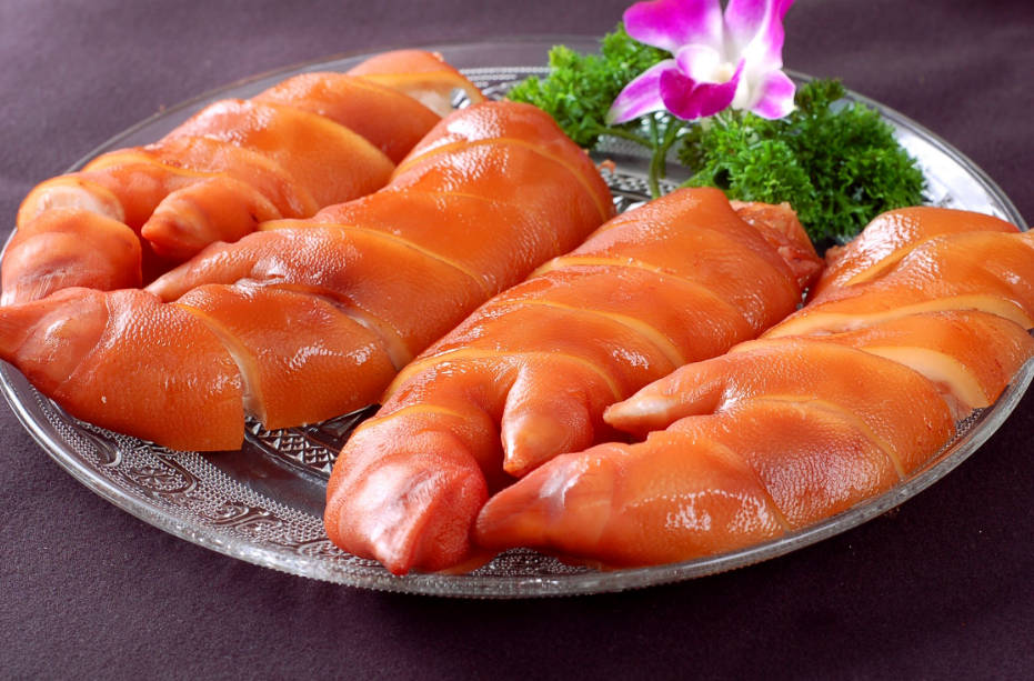 因为猪用四个蹄子走路的,但是广东人把猪前蹄叫"猪手",猪后蹄叫"猪蹄"