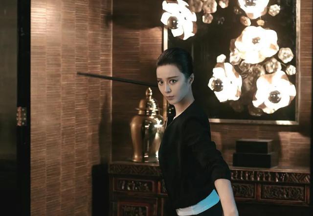 范冰冰|范冰冰穿露肩礼服惊艳亮相，黑金连指红唇诱人，网友：颜值太绝了