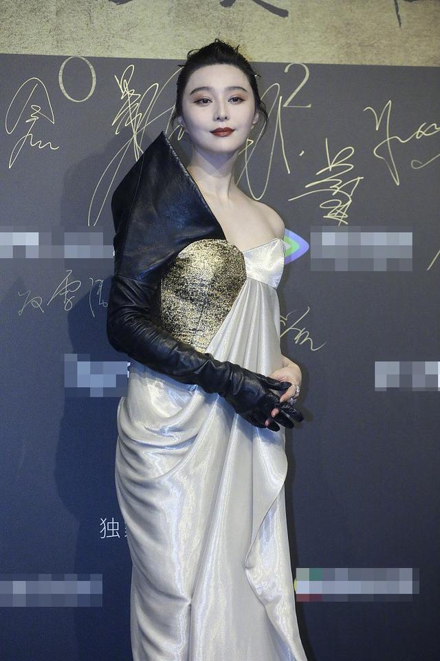 范冰冰|范冰冰穿露肩礼服惊艳亮相，黑金连指红唇诱人，网友：颜值太绝了