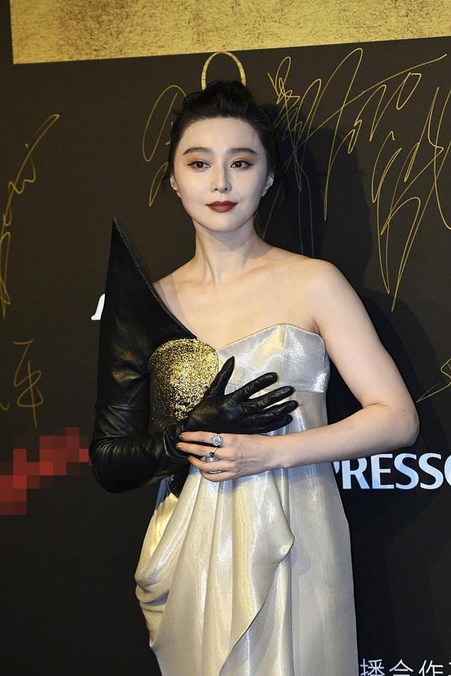 范冰冰|范冰冰穿露肩礼服惊艳亮相，黑金连指红唇诱人，网友：颜值太绝了