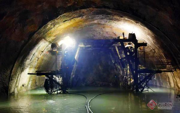 云南墨临高速公路五老山特长隧道左幅顺利贯通