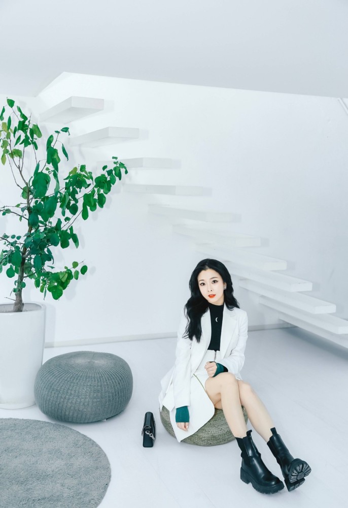 何曼婷晒甜美靓照,复古格纹呢子西装配短裤,挑染双辫潮力四射_腾讯新