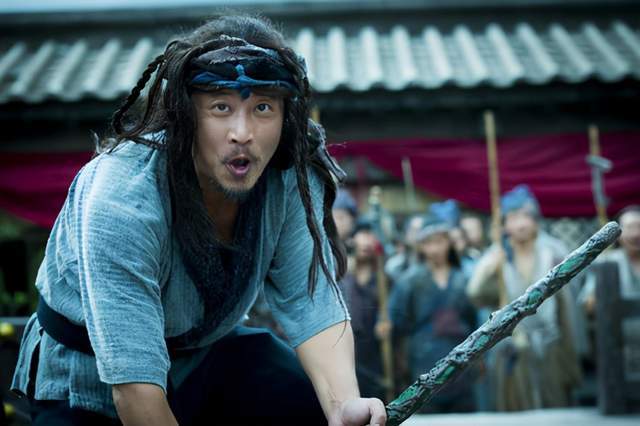 金庸笔下乞丐,为何"不要饭乞讨",却整日嚷着:"保卫大宋?