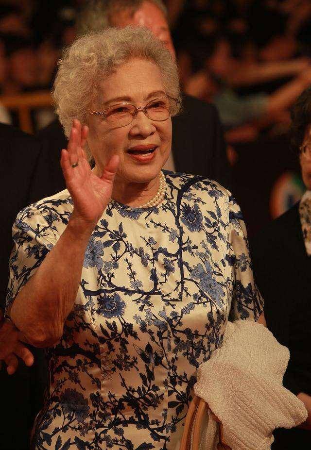 98岁秦怡满头花白,穿绿花外套戴丝巾很讲究,艺术家气质太优雅_腾讯