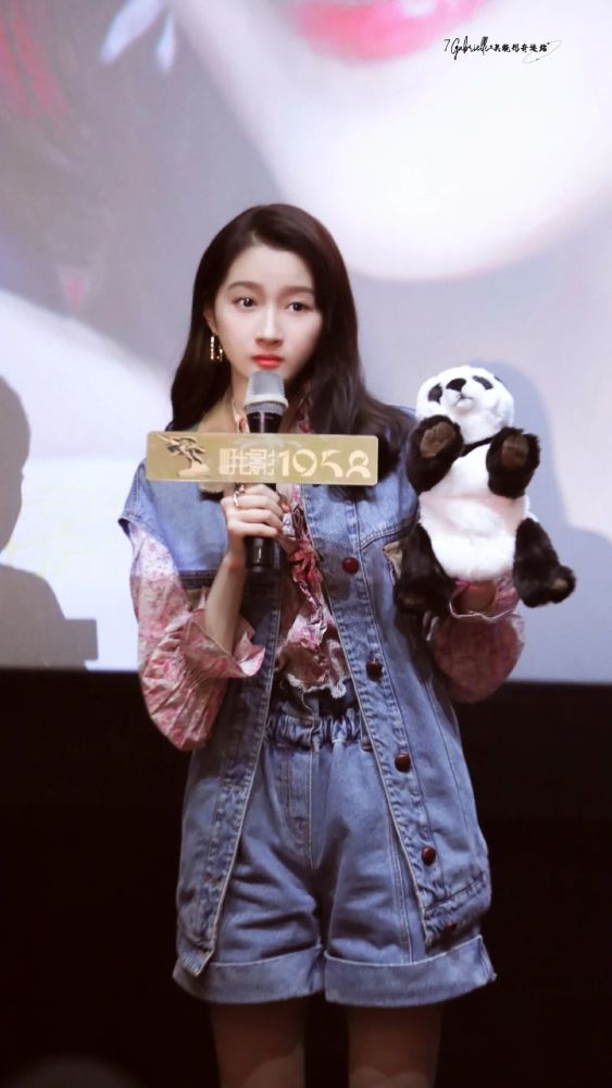 关晓彤壁纸:左看右看上看下看,你都是我喜欢的样子呢!