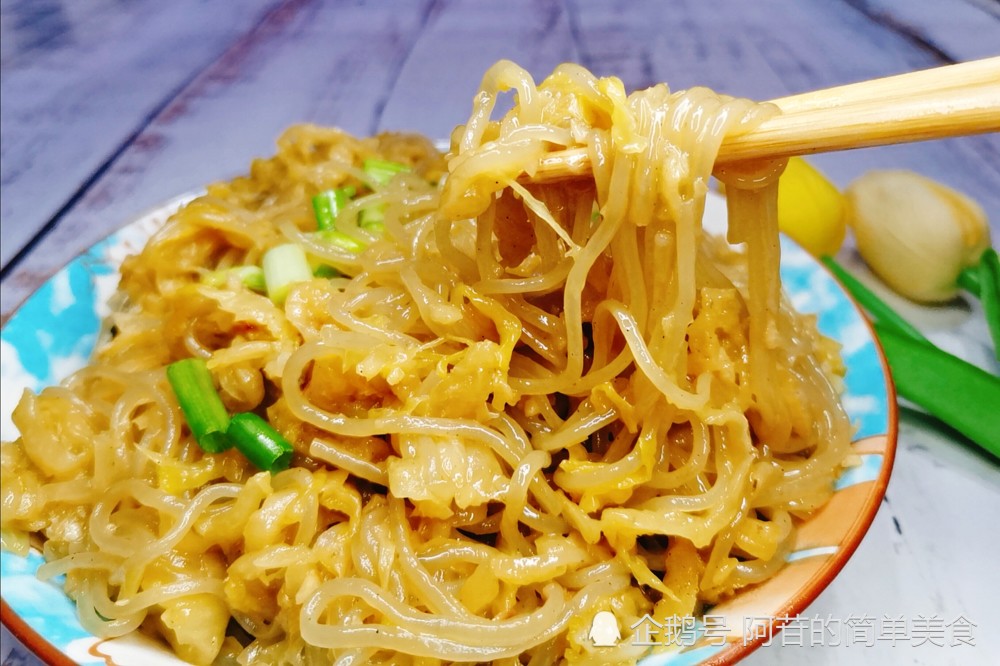 东北酸菜炒粉条,酸爽开胃,弹牙有嚼劲,果然名不虚传
