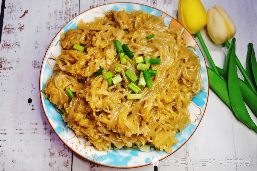 東北酸菜炒粉條,酸爽開胃,彈牙有嚼勁,果然名不虛傳