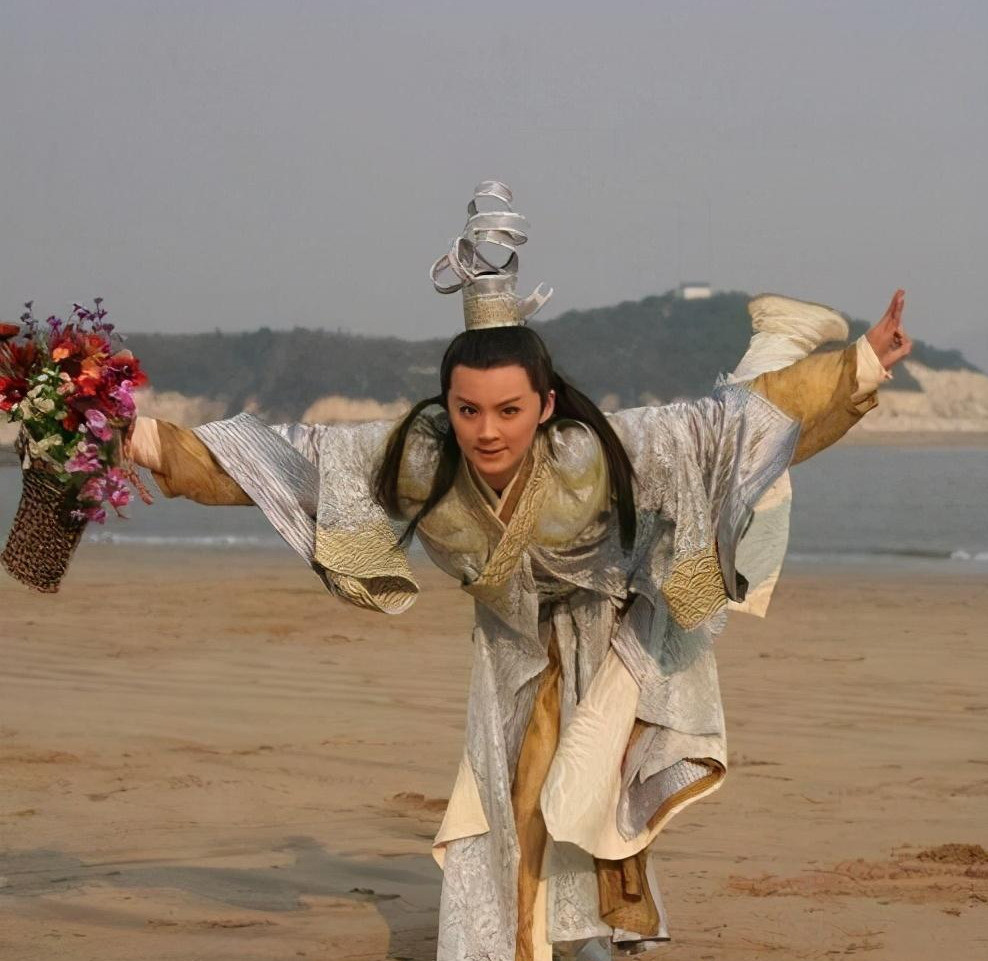 6 蓝采和 花篮蓝采和,本名许坚,常以身穿破蓝衫,一脚穿靴,一脚跣露