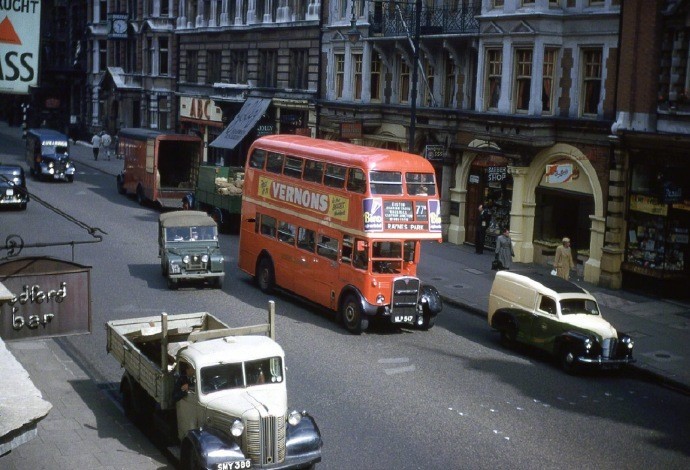 历史老照片:上个世纪50年代的英国街头,太有感觉了