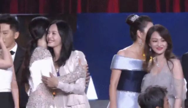 范冰冰|范冰冰盛装出席活动却被冷落，和姚晨合照也疑似被嫌弃？