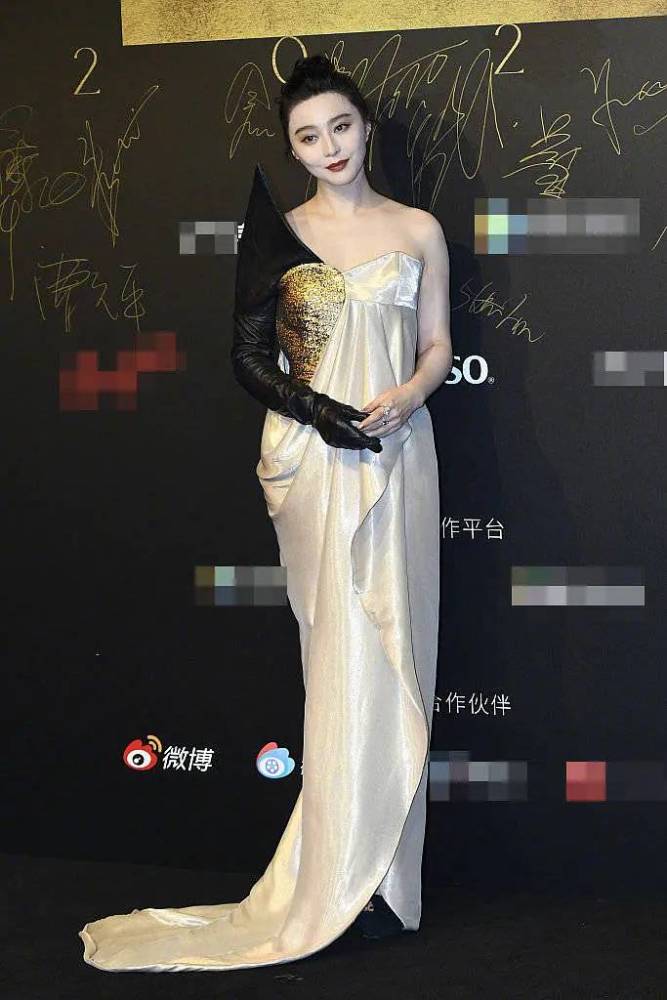 范冰冰|范冰冰盛装出席活动却被冷落，和姚晨合照也疑似被嫌弃？