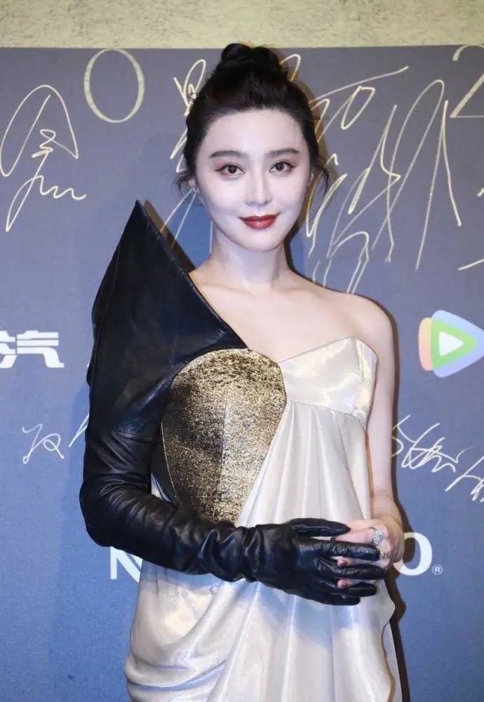 范冰冰|范冰冰盛装出席活动却被冷落，和姚晨合照也疑似被嫌弃？