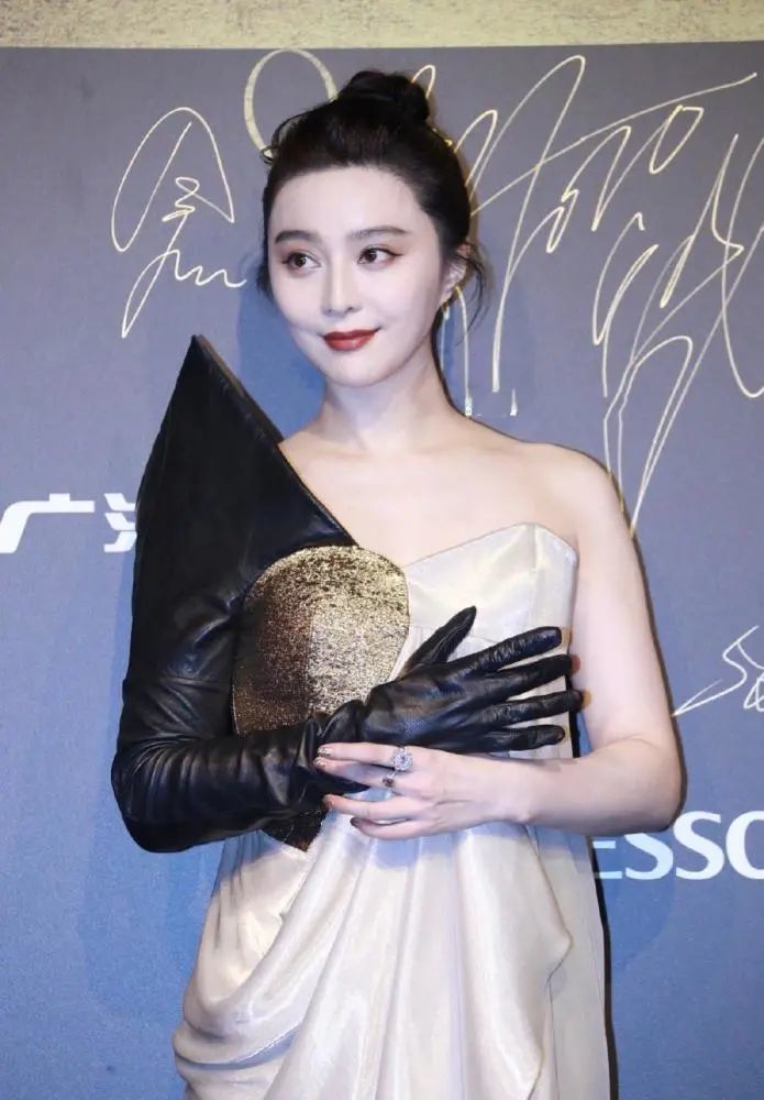 范冰冰|范冰冰盛装出席活动却被冷落，和姚晨合照也疑似被嫌弃？