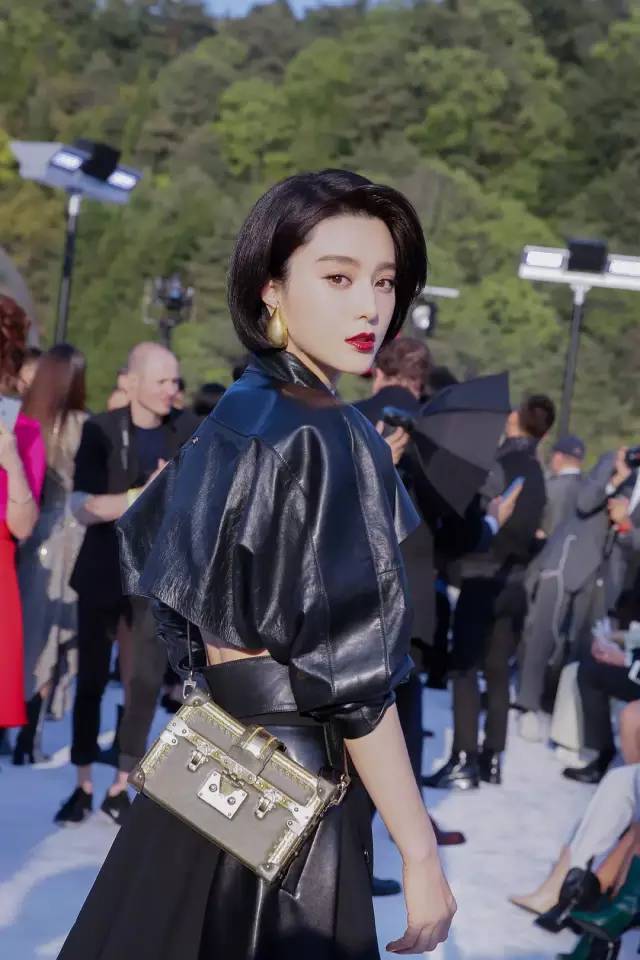 范冰冰|范冰冰盛装出席活动却被冷落，和姚晨合照也疑似被嫌弃？