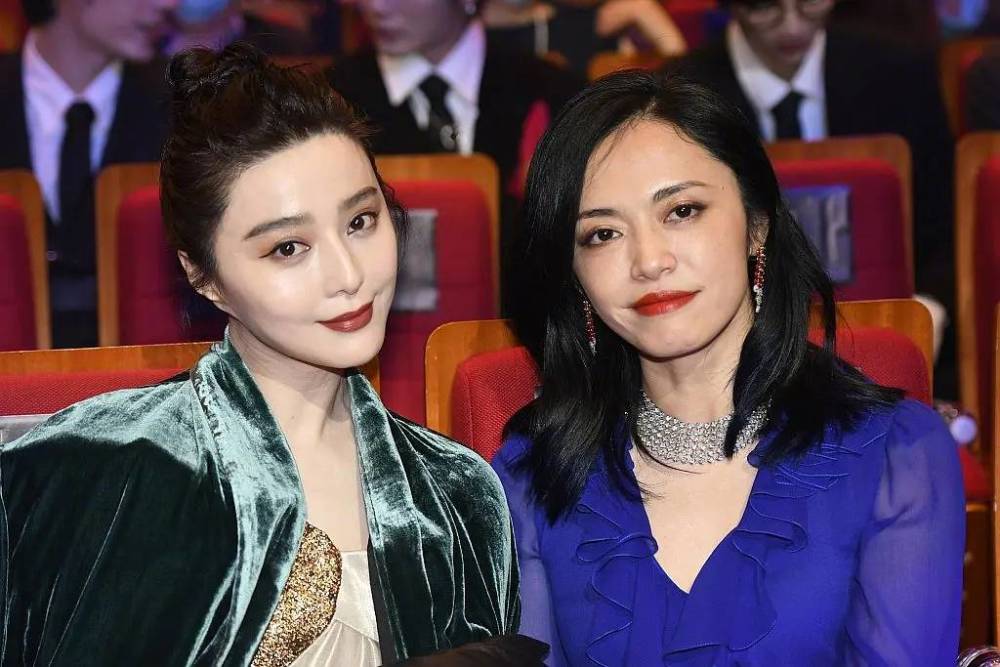 范冰冰|范冰冰盛装出席活动却被冷落，和姚晨合照也疑似被嫌弃？