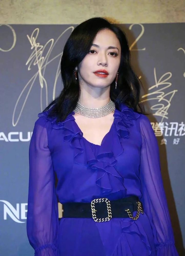 范冰冰|范冰冰盛装出席活动却被冷落，和姚晨合照也疑似被嫌弃？