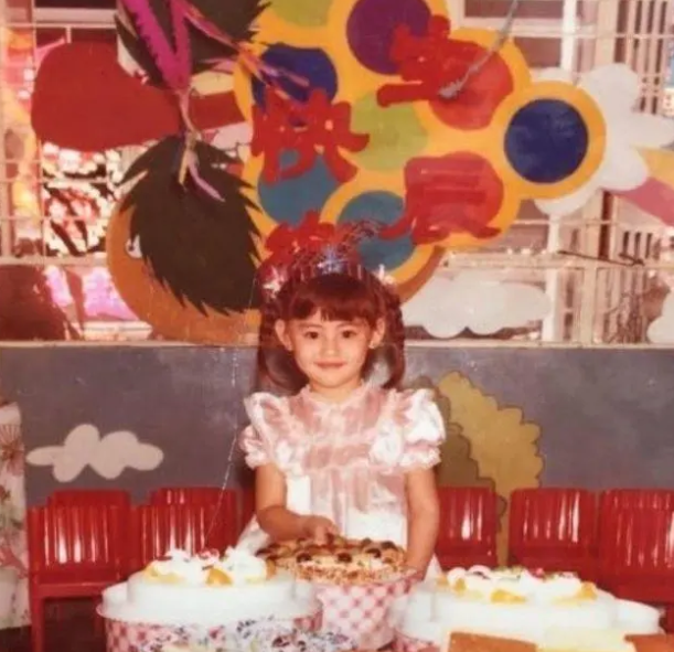 张柏芝|张柏芝三儿子2周岁生日，谢霆锋离京与王菲传情变，行程曝光说明一切