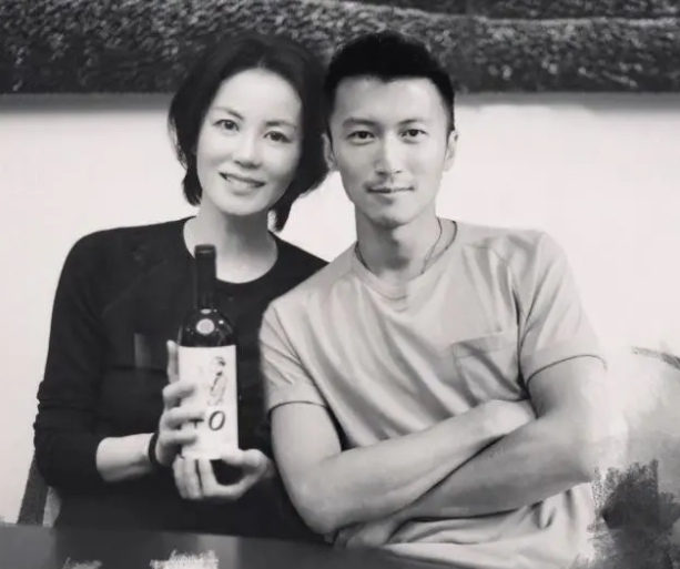 张柏芝|张柏芝三儿子2周岁生日，谢霆锋离京与王菲传情变，行程曝光说明一切