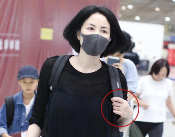 张柏芝|张柏芝三儿子2周岁生日，谢霆锋离京与王菲传情变，行程曝光说明一切