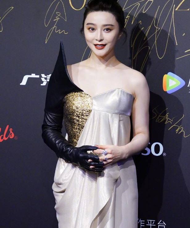 范冰冰|范冰冰姚晨同框热聊，肤色差了一个度，范冰冰的脸也垮了