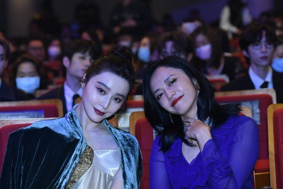 范冰冰|范冰冰姚晨同框热聊，肤色差了一个度，范冰冰的脸也垮了